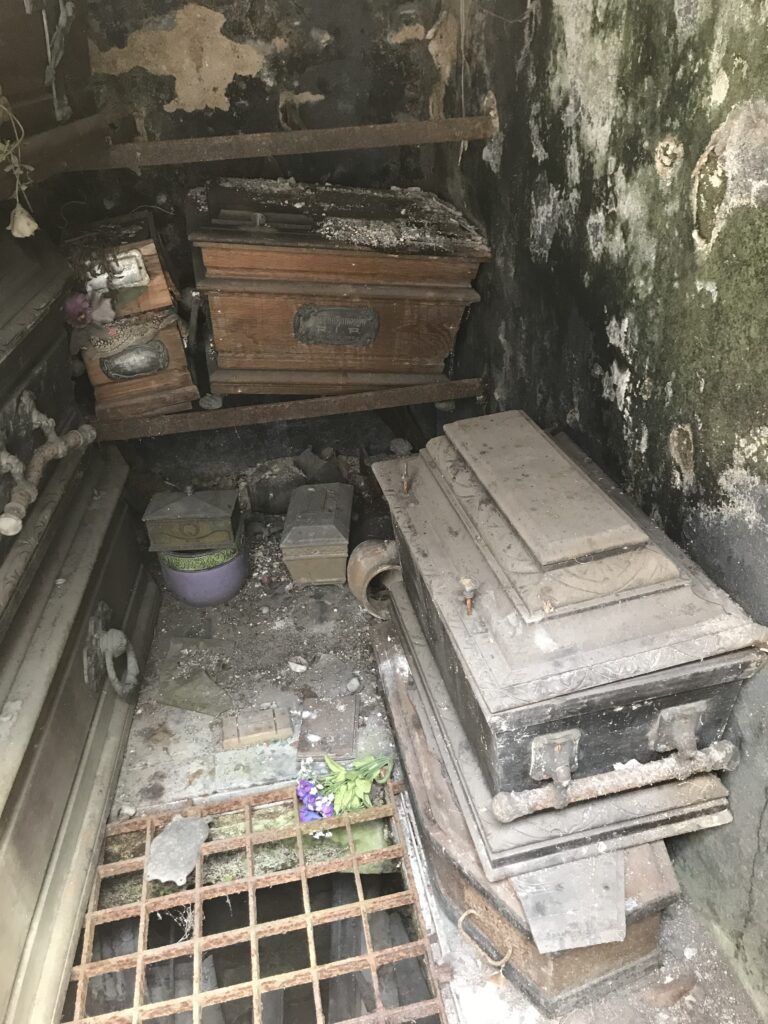 Recoleta Cemetery old crumbling grave