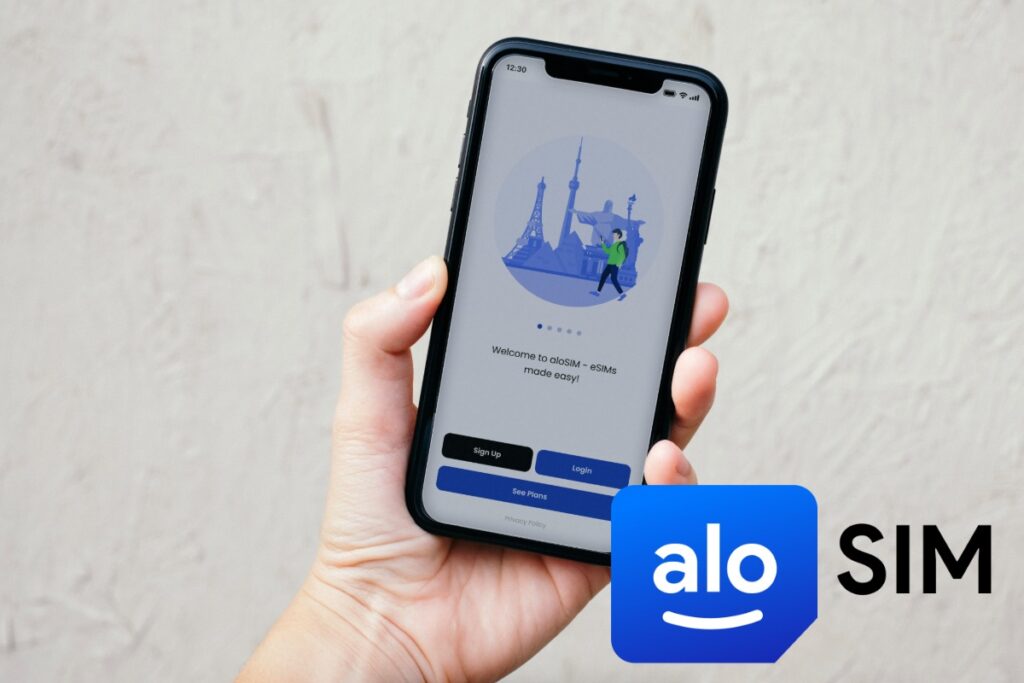 aloSIM person holding smartphone