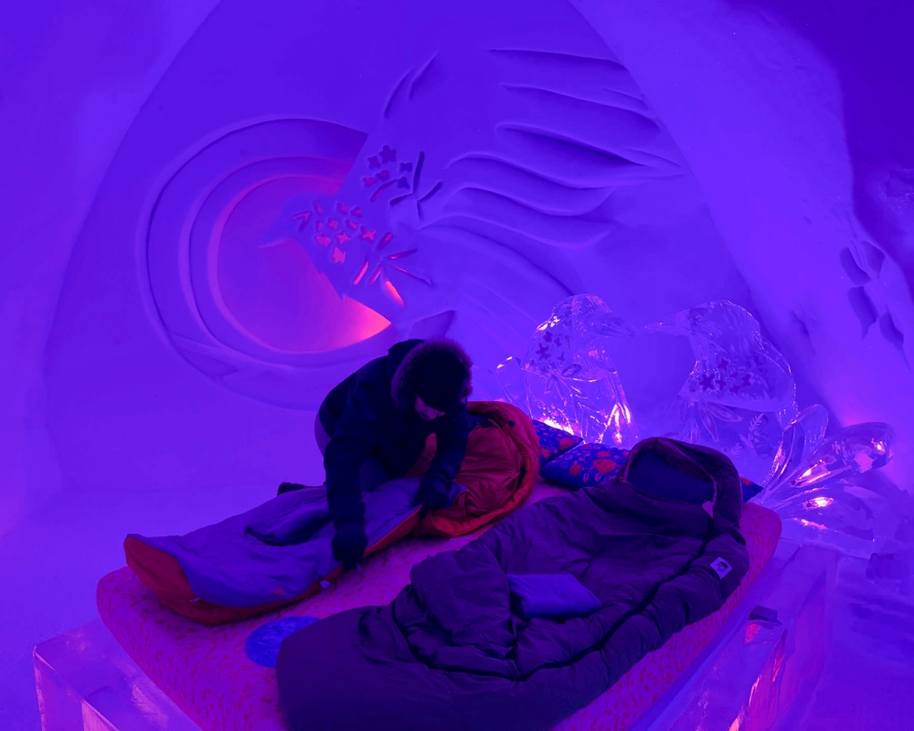 Ice hotel in Québec room set up