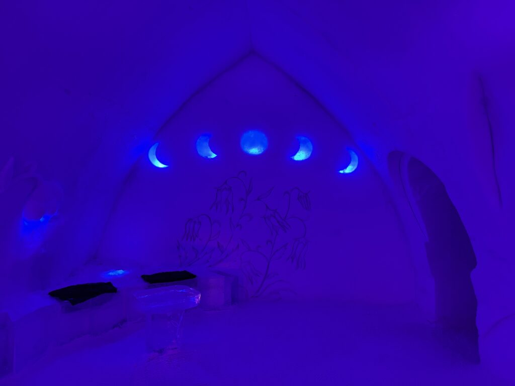 Hôtel de Glace room with moon phases