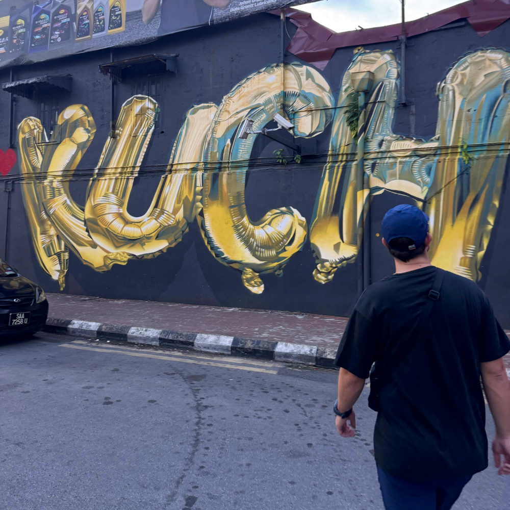 Kuching street art gold balloon style