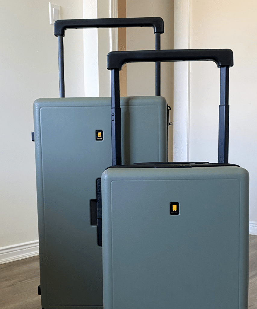 Level8 luggage review, Voyageur set with wide handles